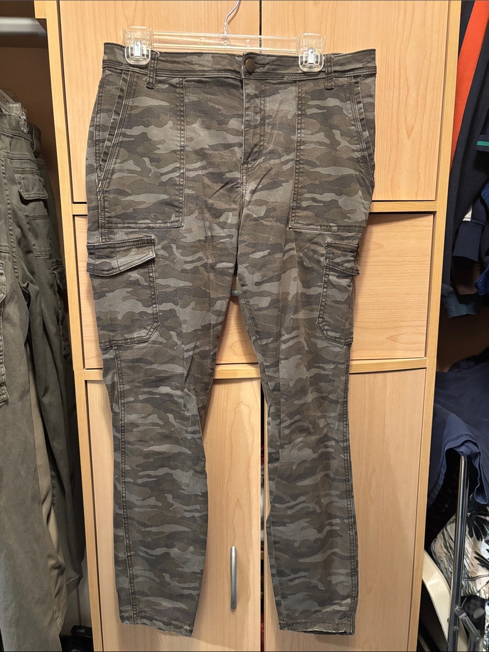 Caslon Women's Skinny Camo Cargo Pants - Olive Gray